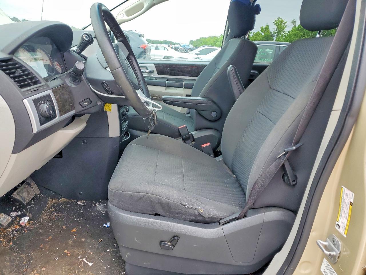2010 DODGE GRAND CARAVAN SXT — Фото 7 из 13