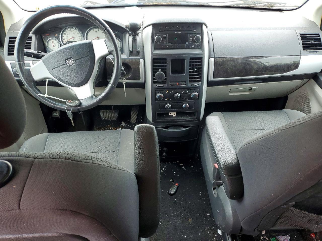 2010 DODGE GRAND CARAVAN SXT — Фото 8 из 13