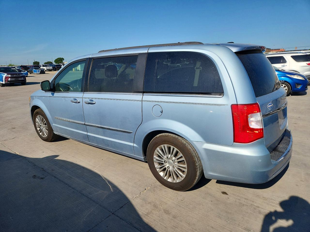 2013 CHRYSLER TOWN & COUNTRY TOURING — Фото 2 из 13