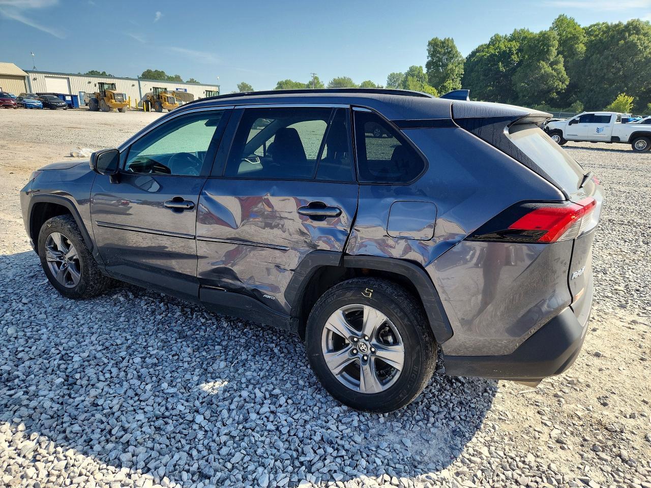 2024 TOYOTA RAV4 LE — Фото 2 из 13
