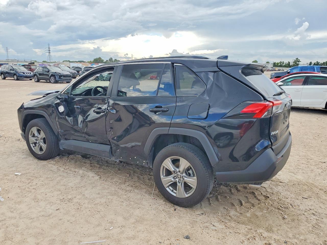 2024 TOYOTA RAV4 XLE — Фото 2 из 13