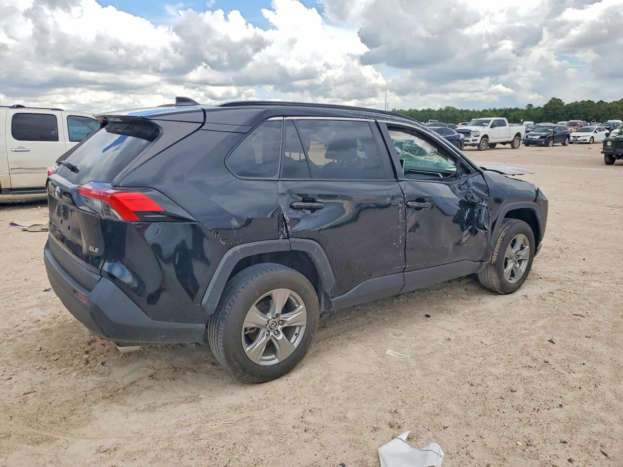 2024 TOYOTA RAV4 XLE — Фото 3 из 13