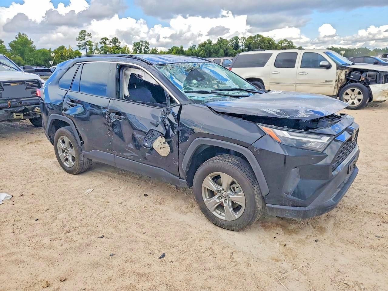 2024 TOYOTA RAV4 XLE — Фото 4 из 13