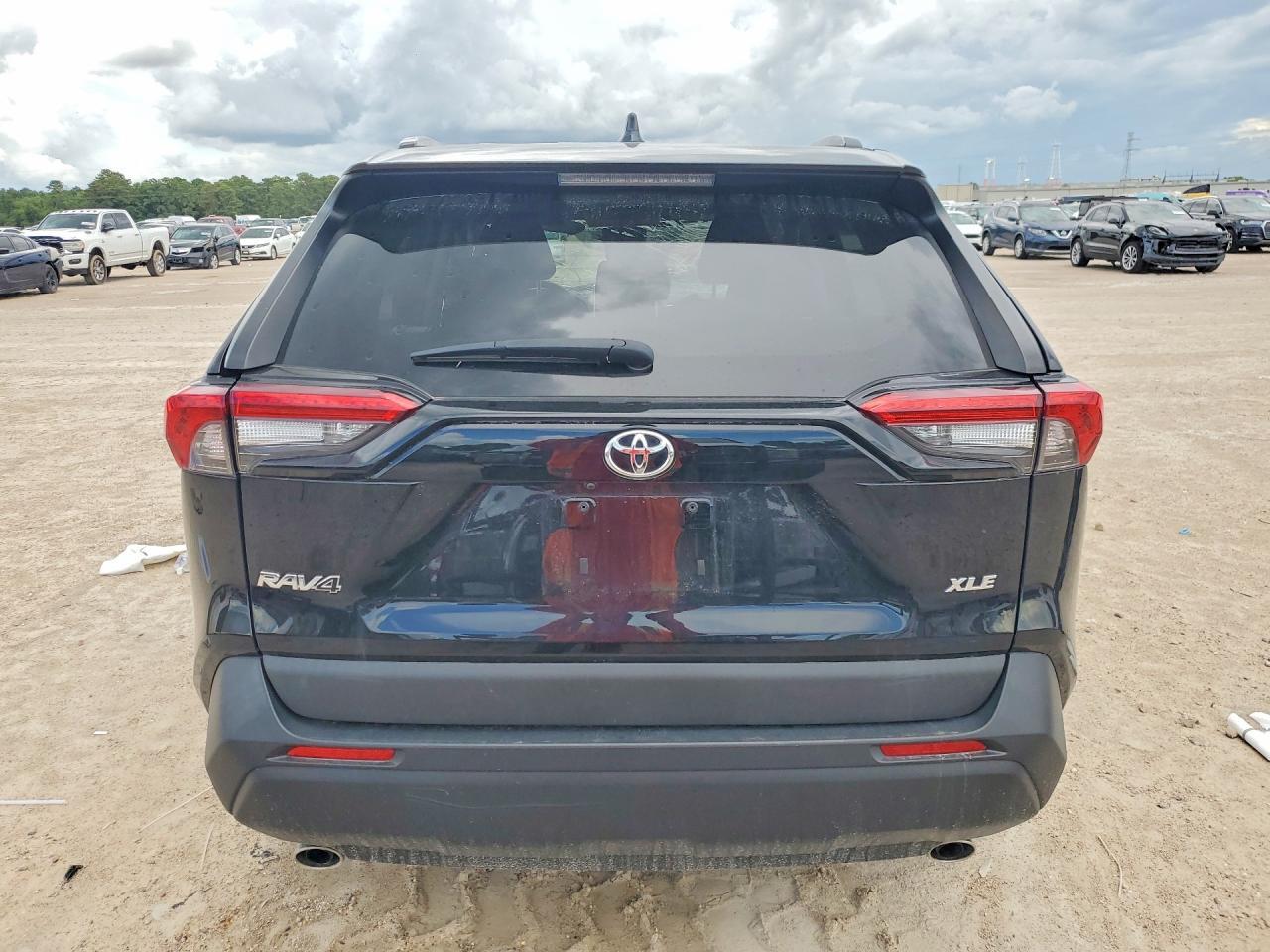 2024 TOYOTA RAV4 XLE — Фото 6 из 13