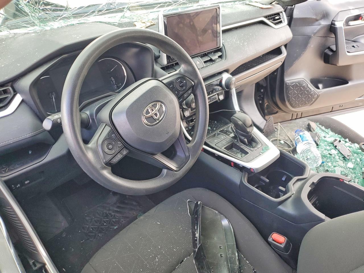 2024 TOYOTA RAV4 XLE — Фото 7 из 13