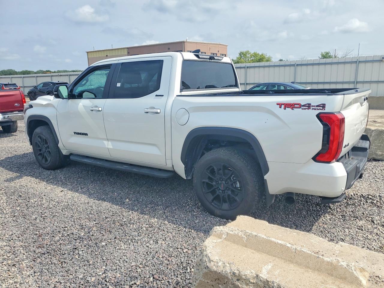 2024 TOYOTA TUNDRA LIMITED HV — Фото 2 из 12