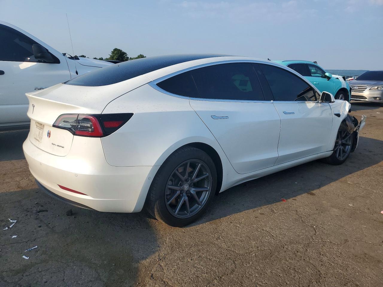2020 TESLA MODEL 3 — Фото 3 из 12