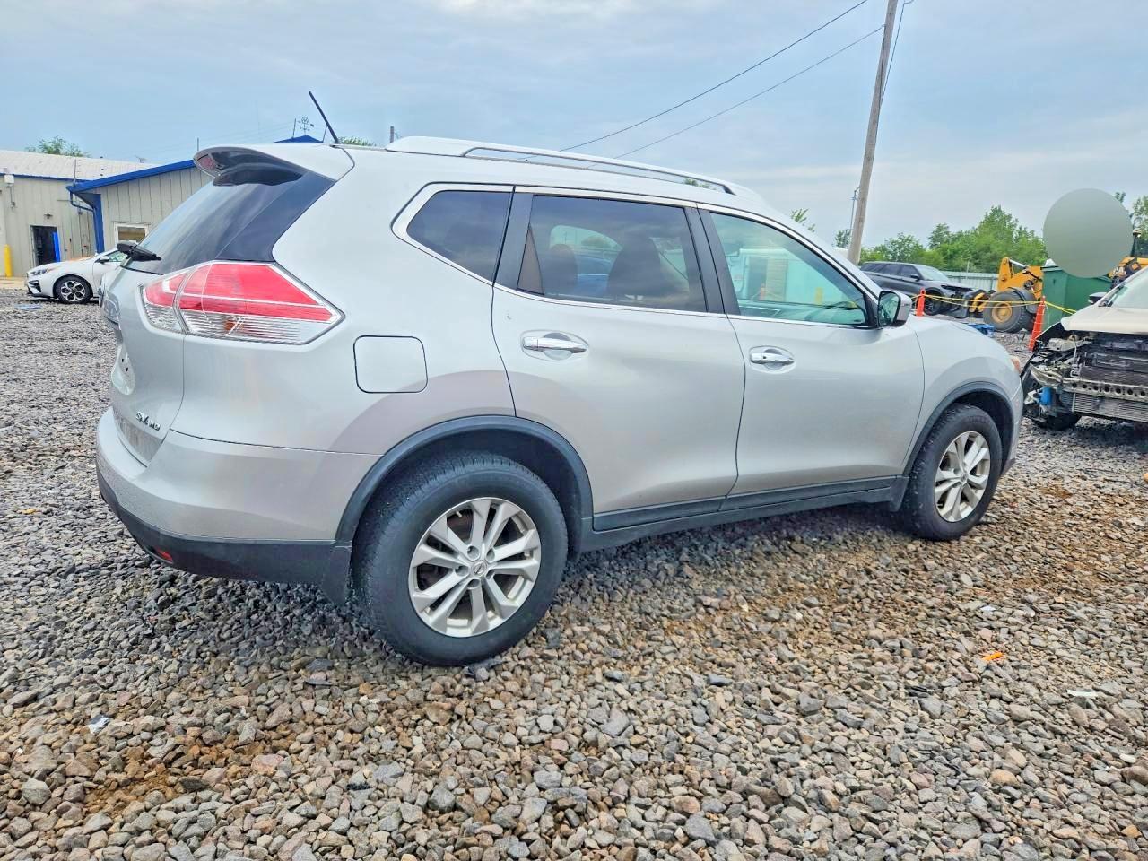 2016 NISSAN ROGUE SV — Фото 3 из 12