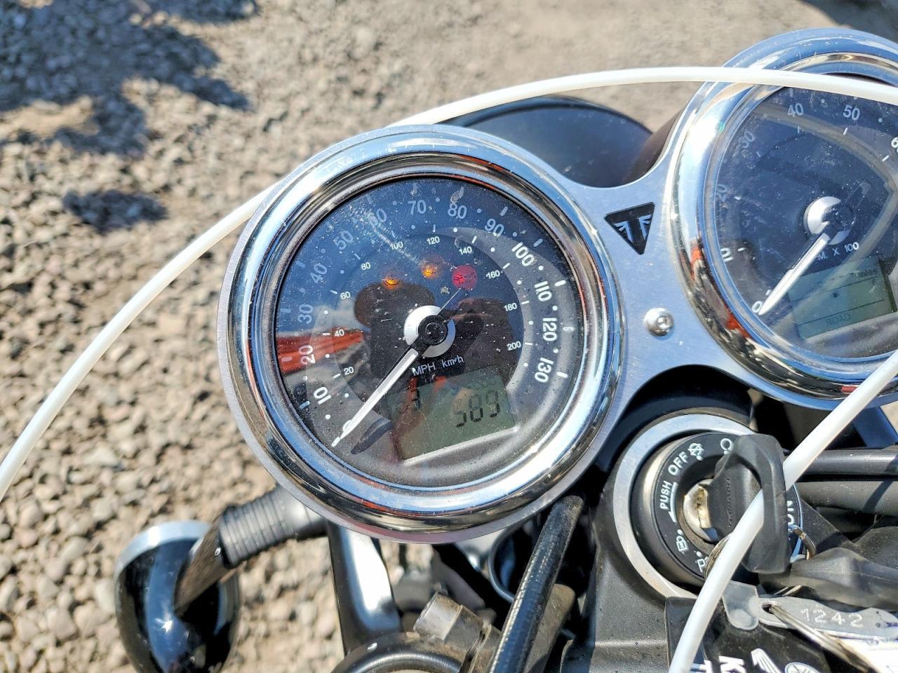 2020 TRIUMPH MOTORCYCLE BONNEVILLE T120 — Фото 7 из 9