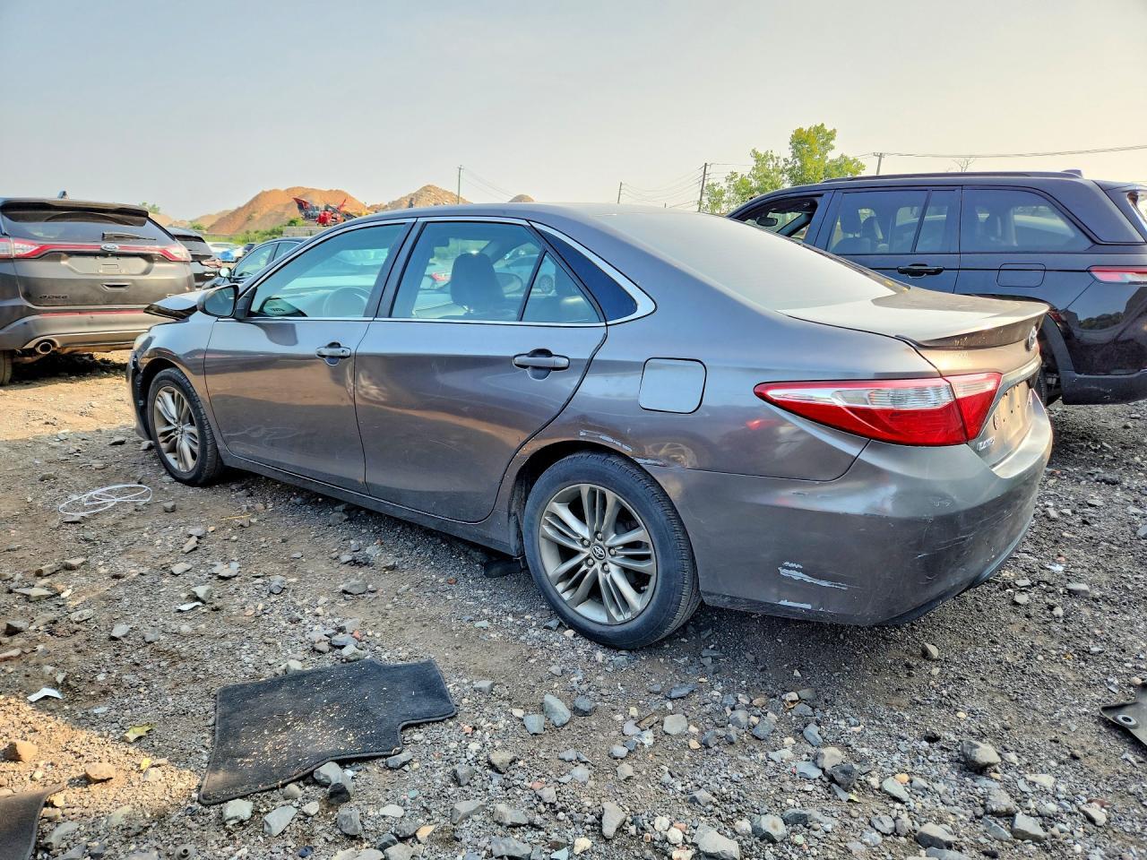 2016 TOYOTA CAMRY SE — Фото 2 из 12