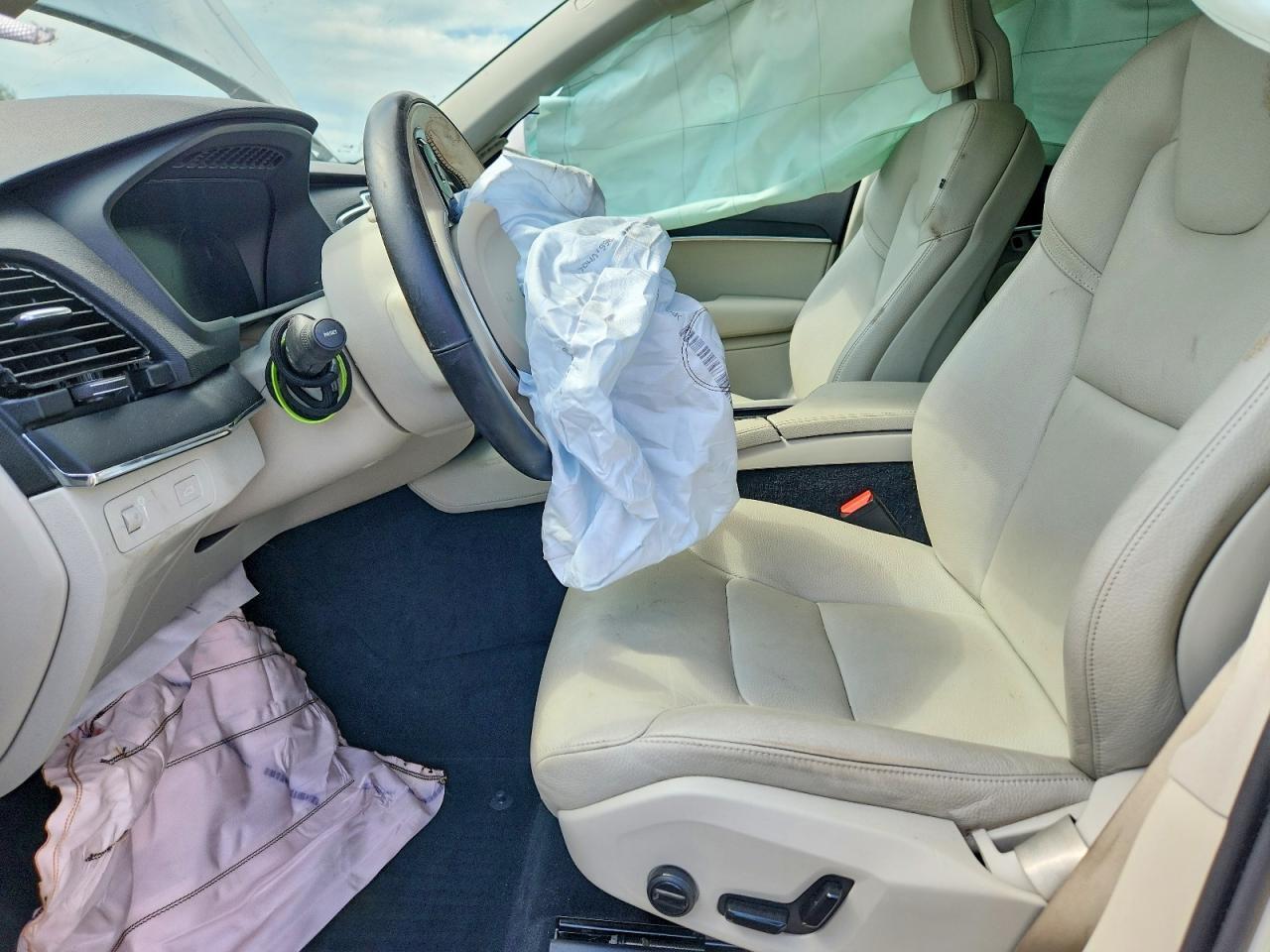 2020 VOLVO XC90 T5 MOMENTUM — Фото 7 из 14