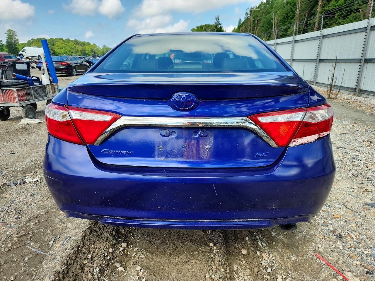 2016 TOYOTA CAMRY SE — Фото 6 из 12