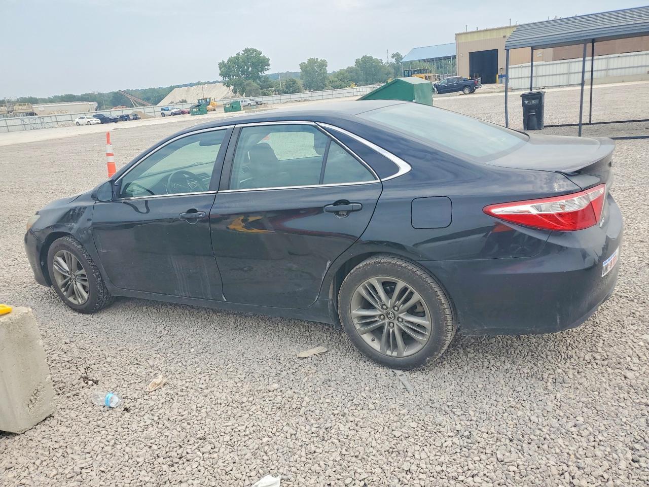 2016 TOYOTA CAMRY SE — Фото 2 из 12