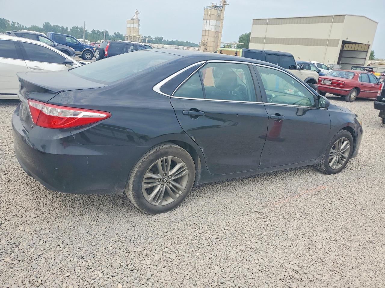 2016 TOYOTA CAMRY SE — Фото 3 из 12