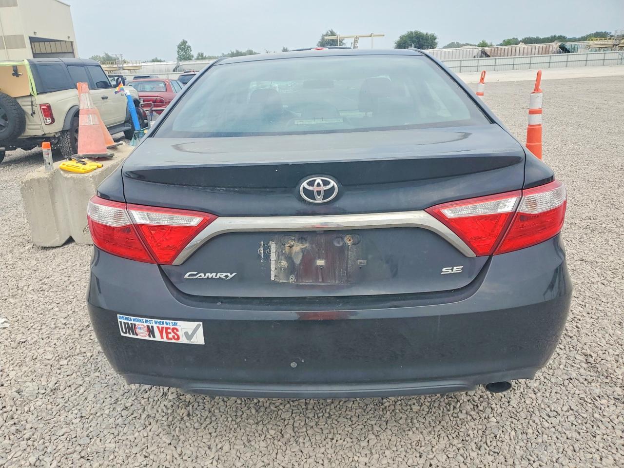 2016 TOYOTA CAMRY SE — Фото 6 из 12