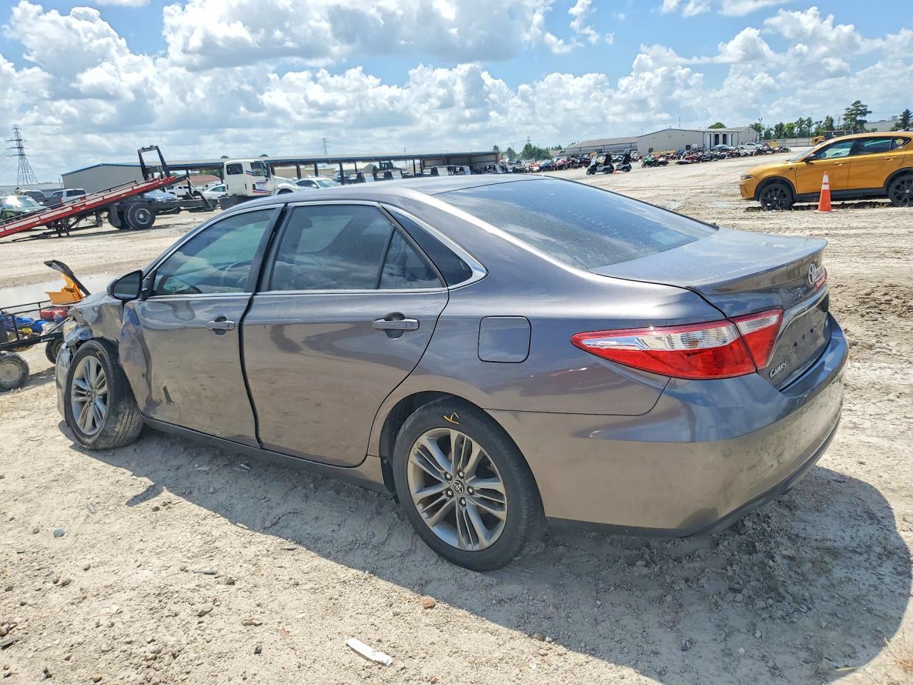 2016 TOYOTA CAMRY SE — Фото 2 из 12