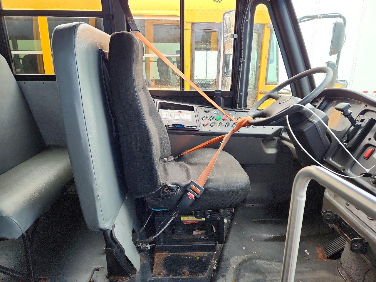 2010 THOMAS SAF-T-LINER C2 - SCHOOL BUS — Фото 5 из 10