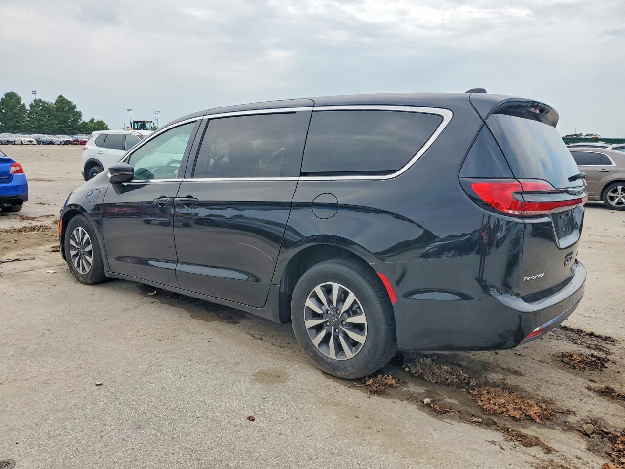 2025 CHRY PACIFICA FWD HYBRID MINIVAN SE — Фото 2 из 14