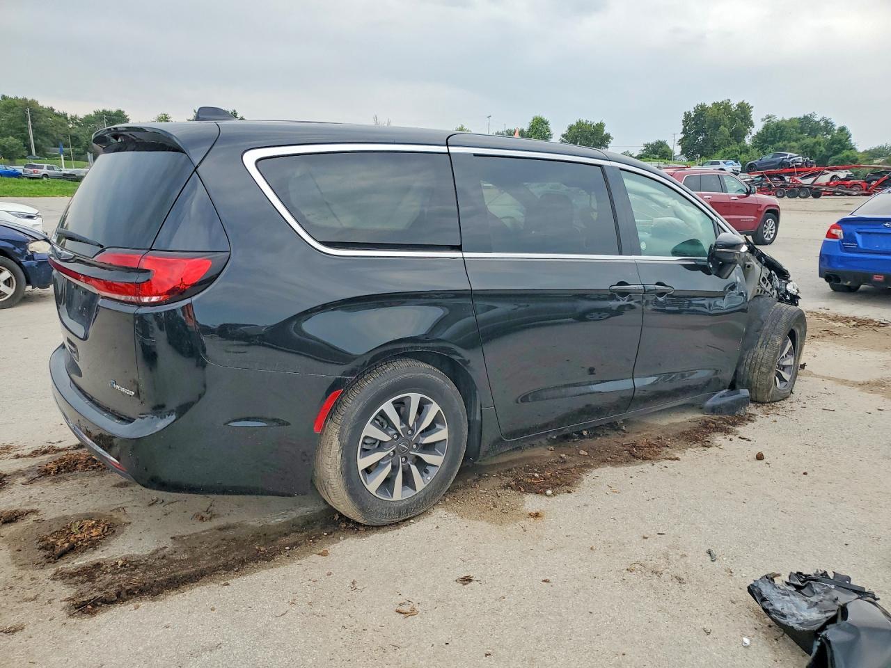 2025 CHRY PACIFICA FWD HYBRID MINIVAN SE — Фото 3 из 14
