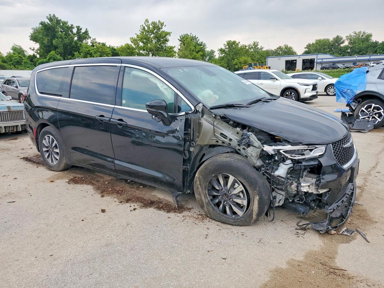2025 CHRY PACIFICA FWD HYBRID MINIVAN SE — Фото 4 из 14
