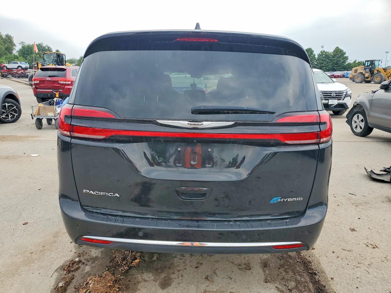 2025 CHRY PACIFICA FWD HYBRID MINIVAN SE — Фото 6 из 14