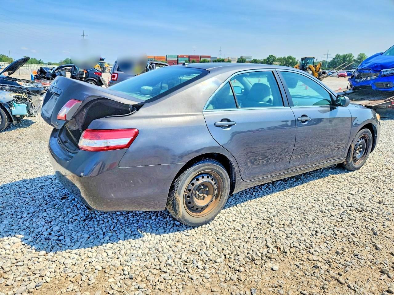 2010 TOYOTA CAMRY LE — Фото 3 из 12