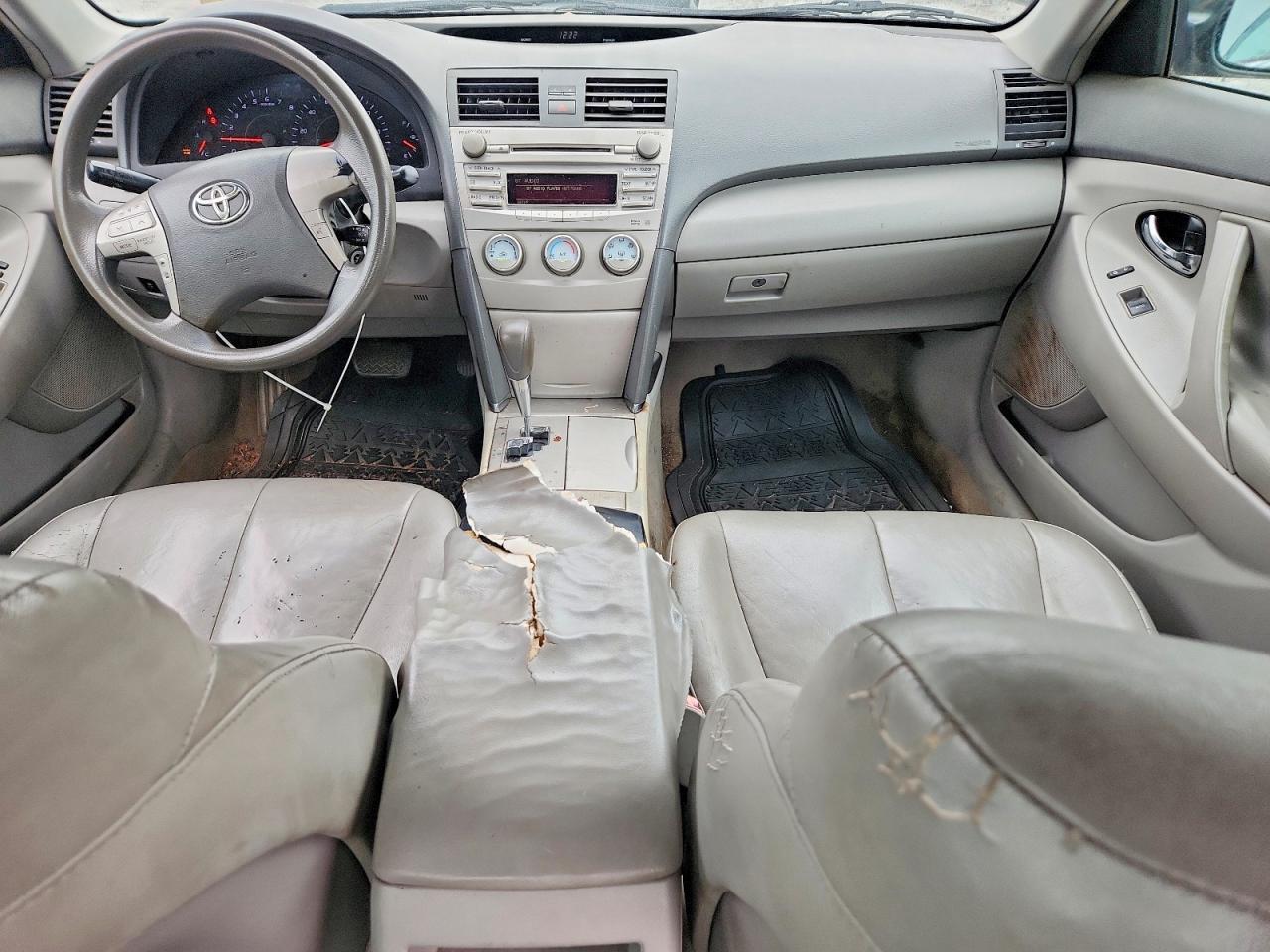 2010 TOYOTA CAMRY LE — Фото 8 из 12