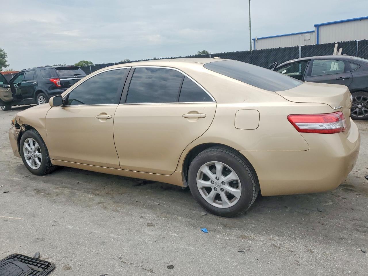 2010 TOYOTA CAMRY LE — Фото 2 из 12