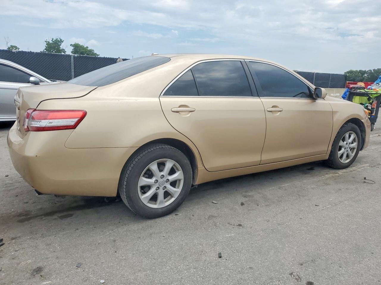 2010 TOYOTA CAMRY LE — Фото 3 из 12
