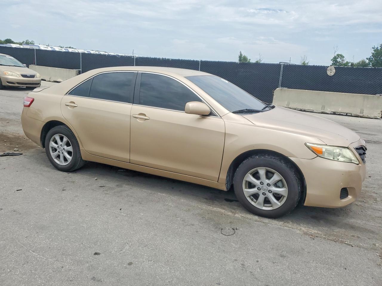 2010 TOYOTA CAMRY LE — Фото 4 из 12