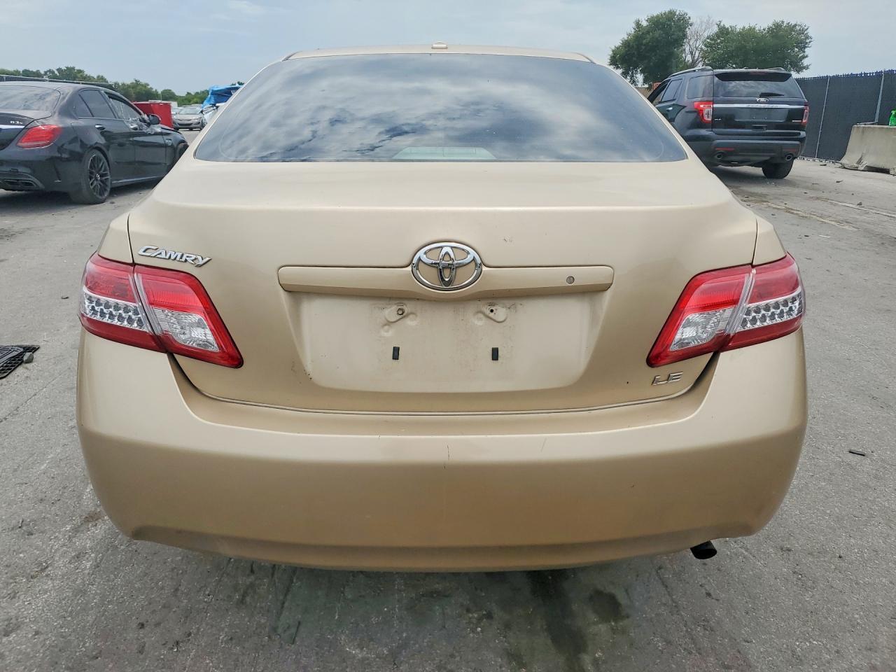2010 TOYOTA CAMRY LE — Фото 6 из 12