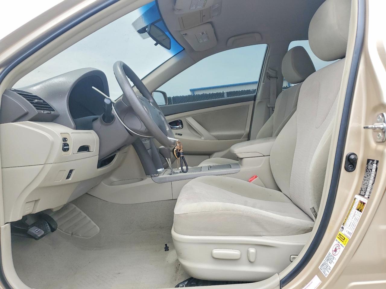 2010 TOYOTA CAMRY LE — Фото 7 из 12
