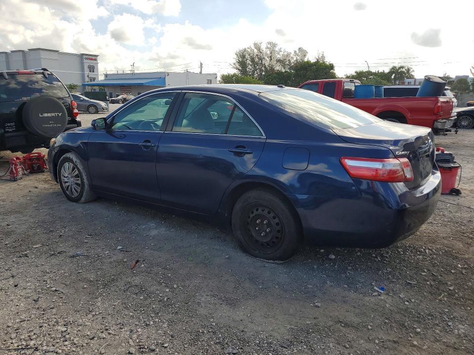 2010 TOYOTA CAMRY LE — Фото 2 из 12