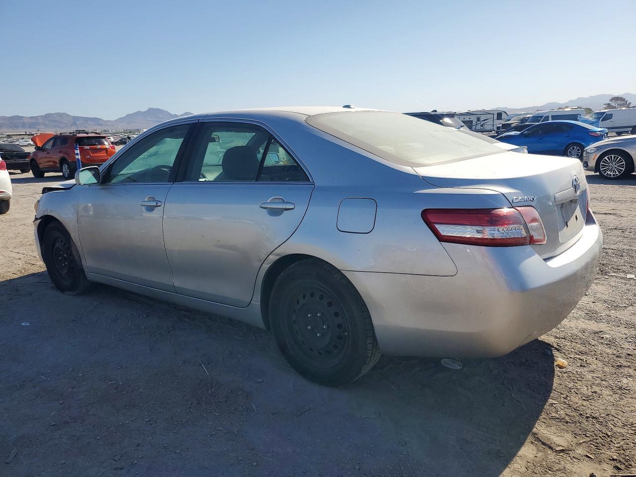 2010 TOYOTA CAMRY LE — Фото 2 из 12