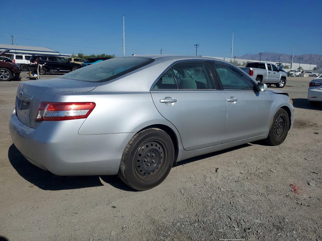 2010 TOYOTA CAMRY LE — Фото 3 из 12
