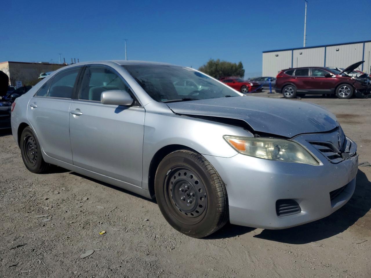 2010 TOYOTA CAMRY LE — Фото 4 из 12