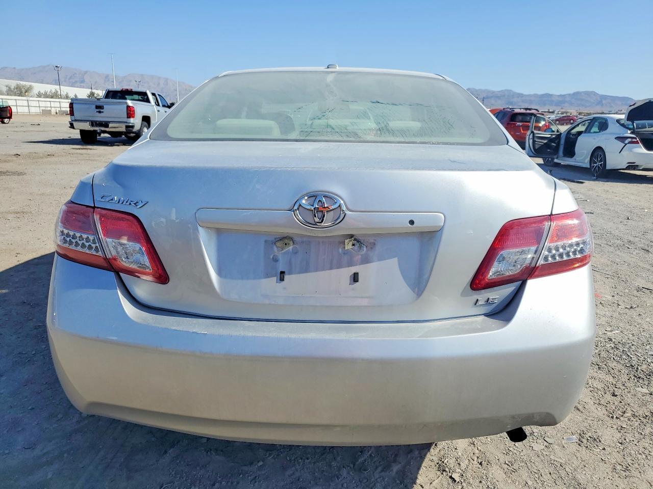 2010 TOYOTA CAMRY LE — Фото 6 из 12