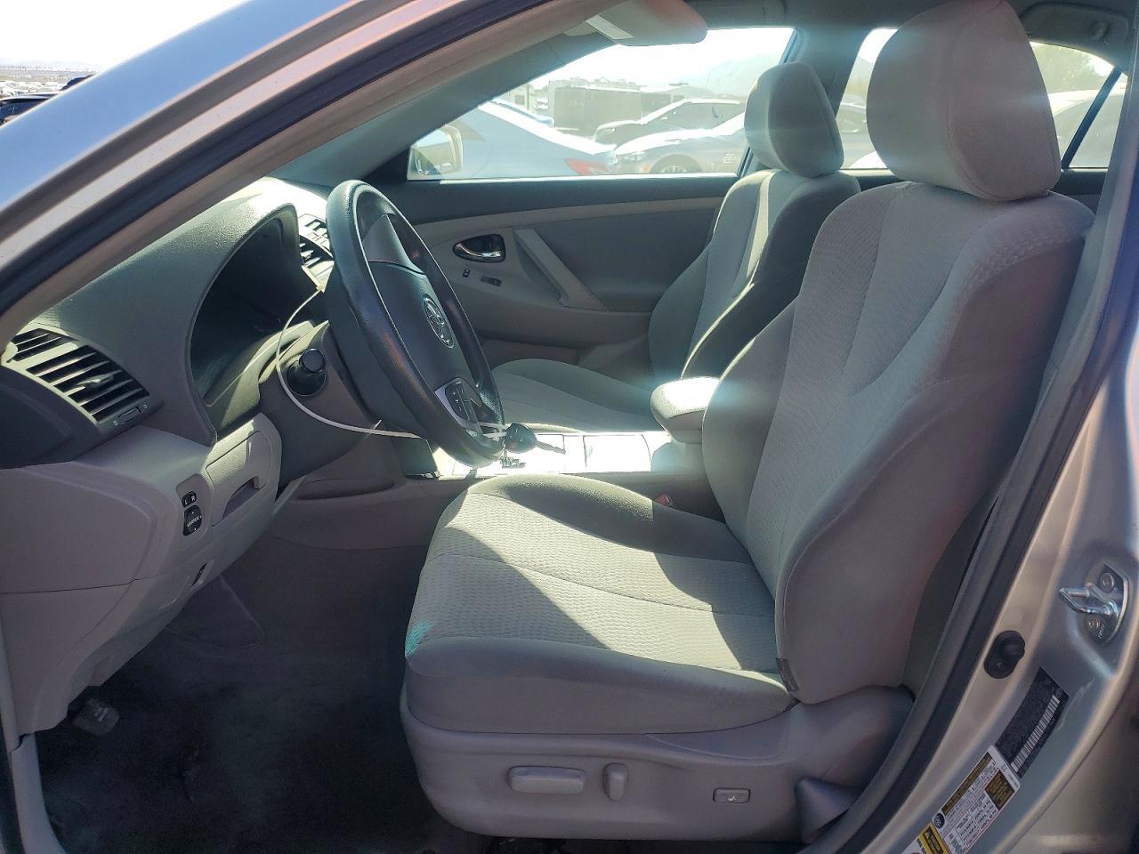 2010 TOYOTA CAMRY LE — Фото 7 из 12