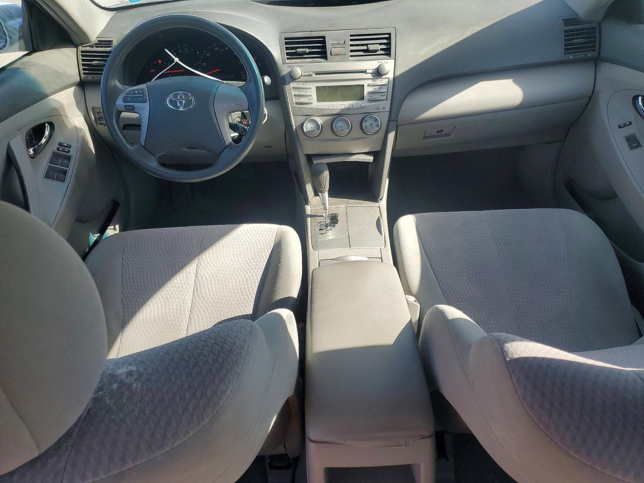 2010 TOYOTA CAMRY LE — Фото 8 из 12