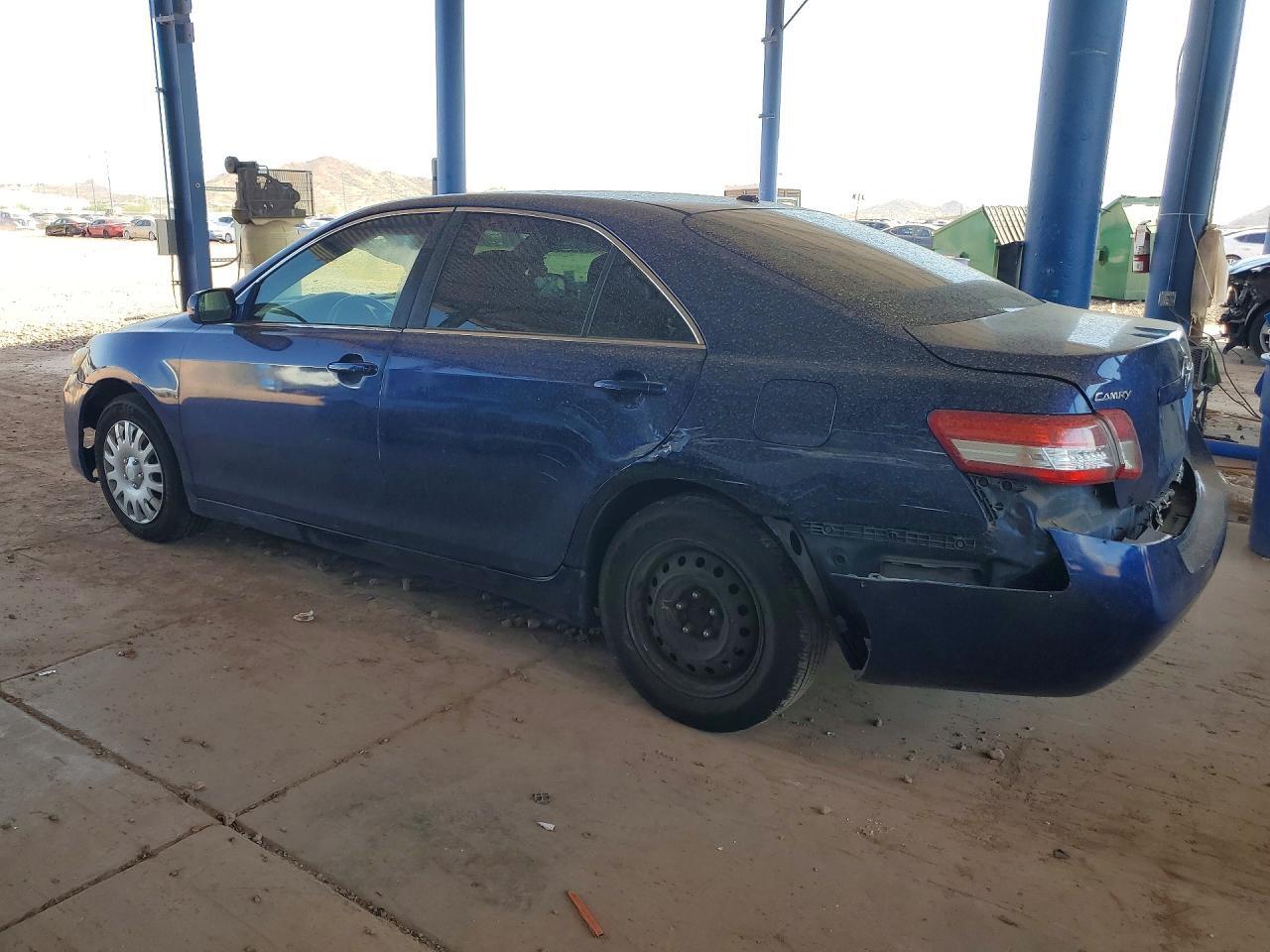 2010 TOYOTA CAMRY LE — Фото 2 из 12