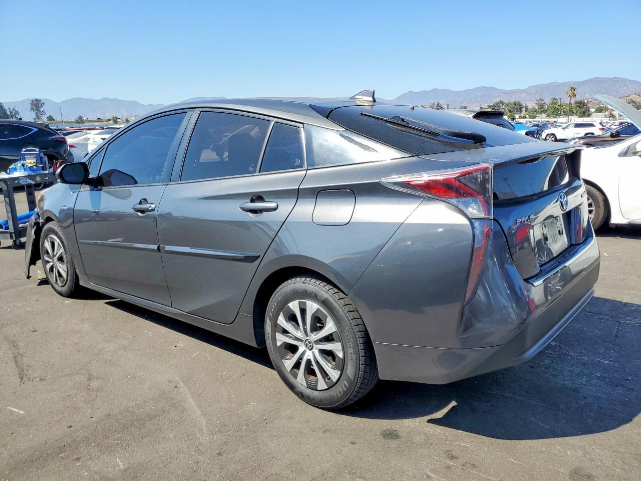 2016 TOYOTA PRIUS TWO — Фото 2 из 12
