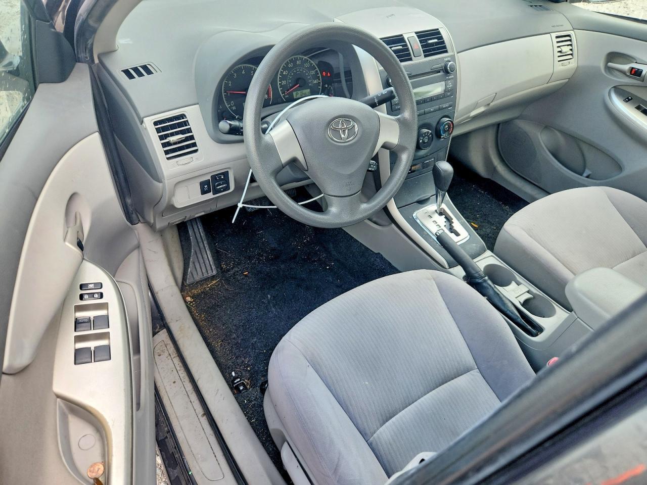 2010 TOYOTA COROLLA LE — Фото 8 из 12