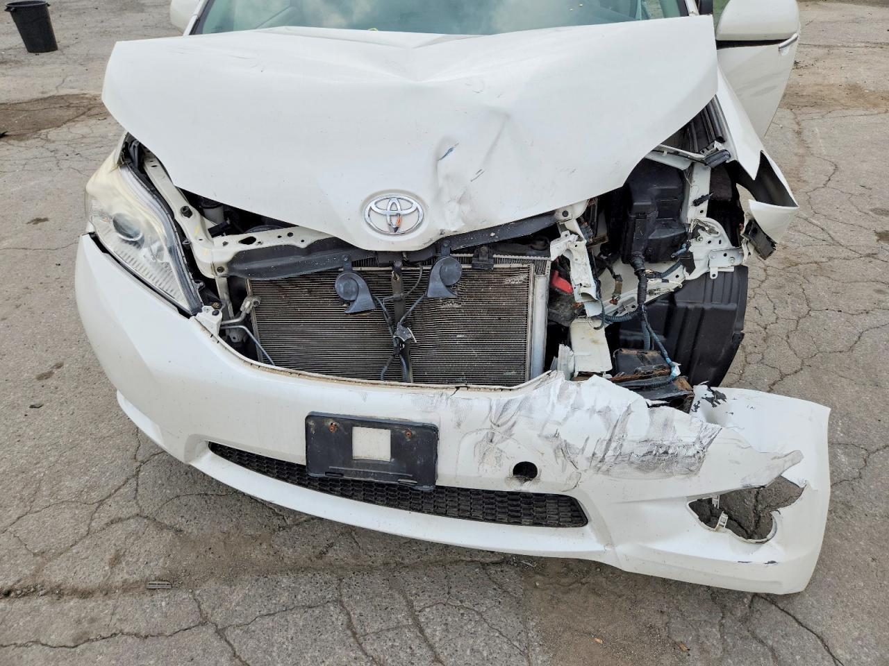 2016 TOYOTA SIENNA XLE PREMIUM 7-PASSENGER — Фото 12 из 13