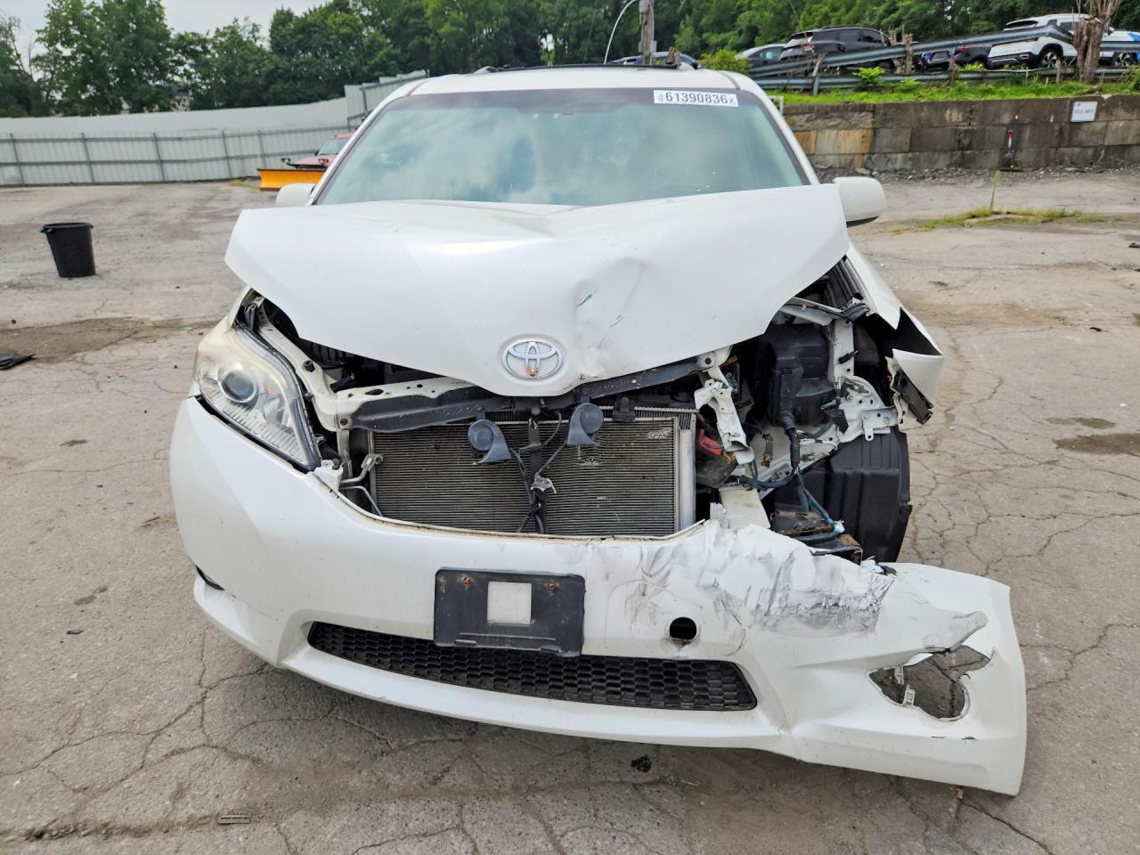 2016 TOYOTA SIENNA XLE PREMIUM 7-PASSENGER — Фото 5 из 13
