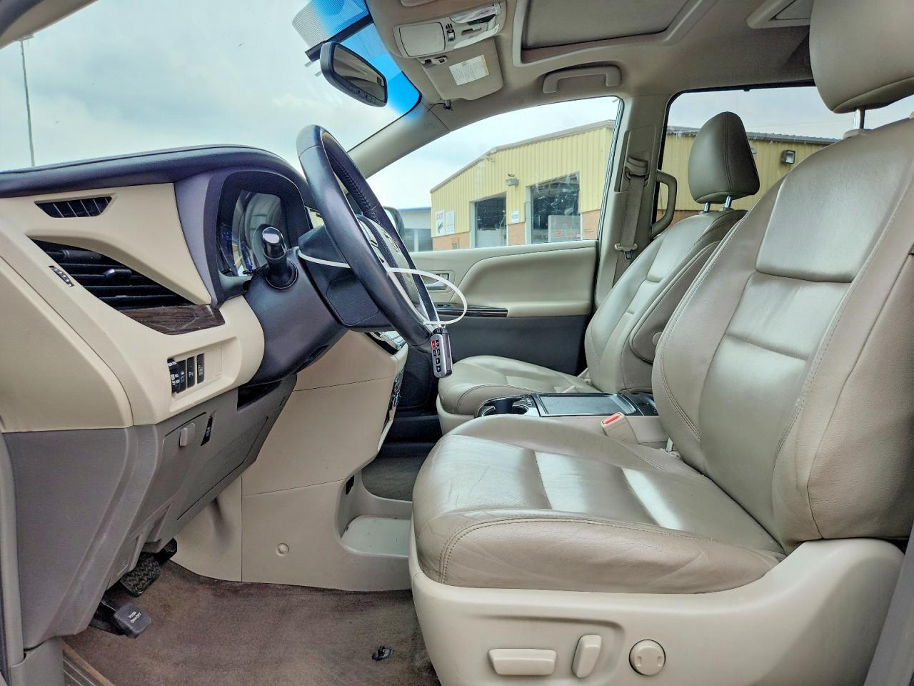 2016 TOYOTA SIENNA XLE PREMIUM 7-PASSENGER — Фото 7 из 13