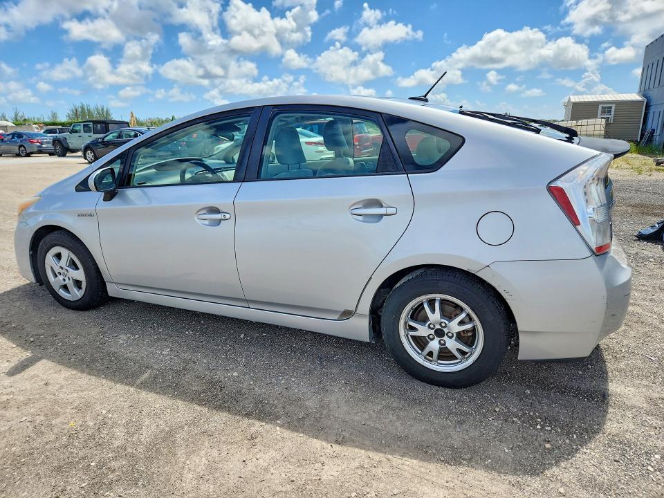 2010 TOYOTA PRIUS III — Фото 2 из 13