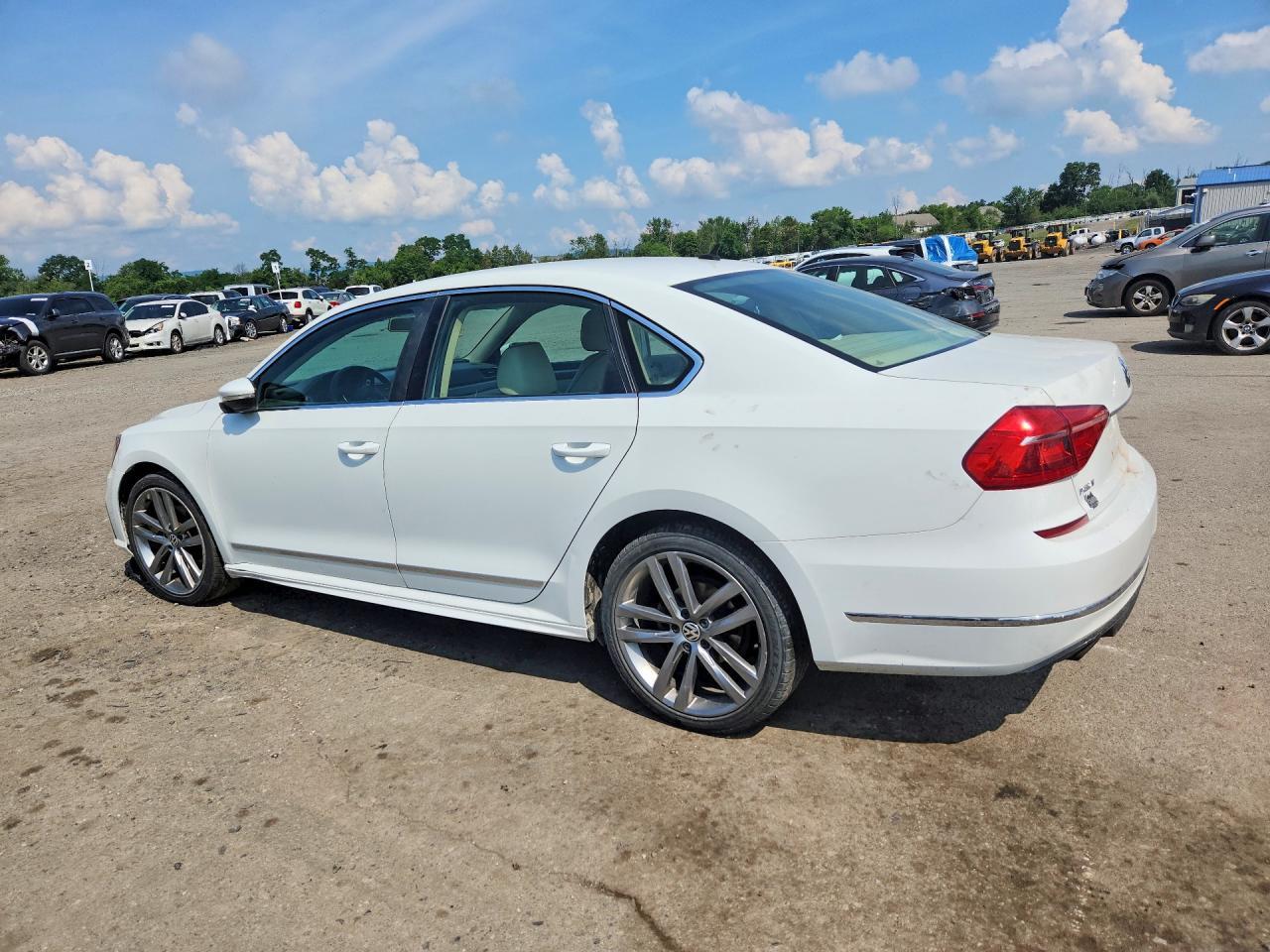 2016 VOLKSWAGEN PASSAT S — Фото 2 из 12