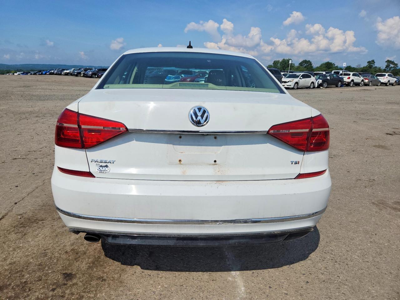 2016 VOLKSWAGEN PASSAT S — Фото 6 из 12