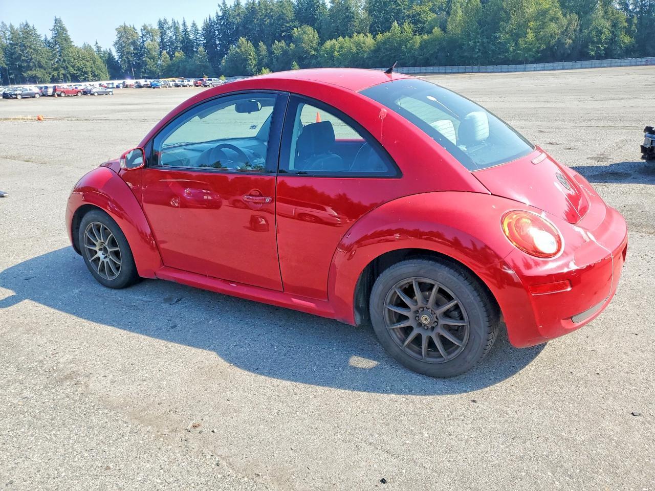 2010 VOLKSWAGEN NEW BEETLE — Фото 2 из 12