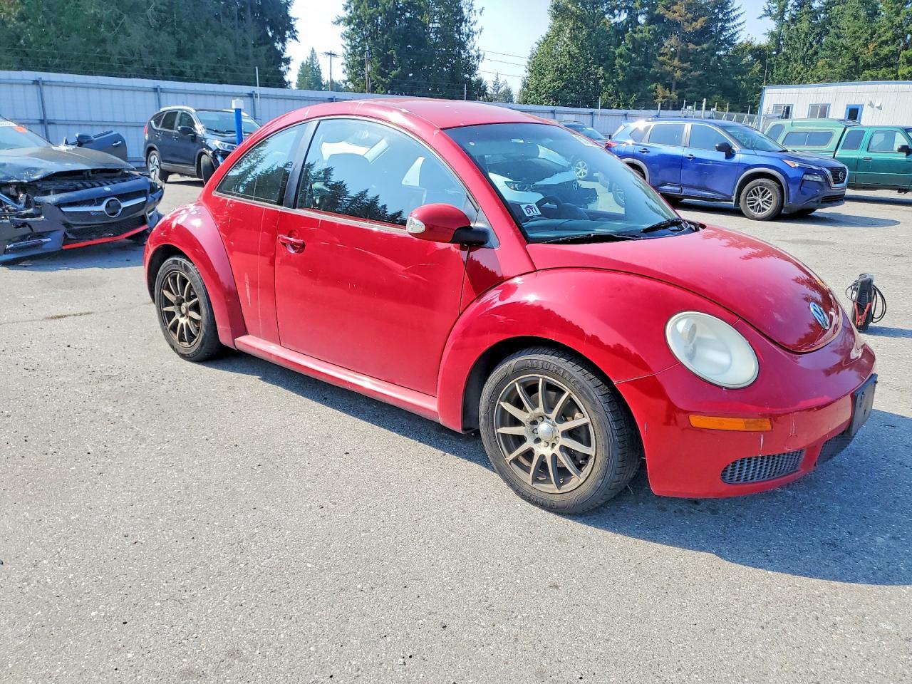 2010 VOLKSWAGEN NEW BEETLE — Фото 4 из 12
